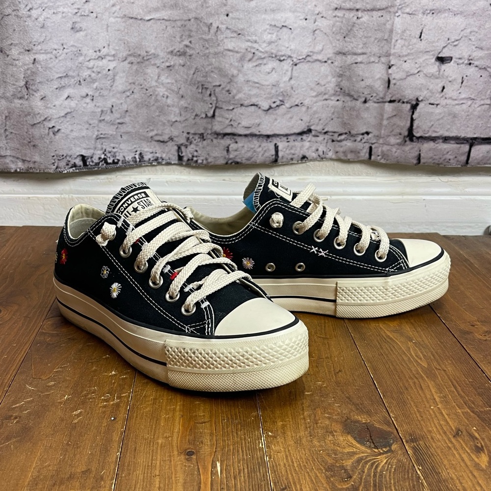 Converse women’s size 7 all star lift low tops black with daisy embroidery